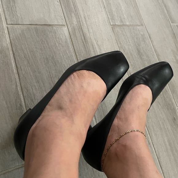 Karina square toe pump. Naturalizer shoes.  Slightly used.  Size 7.5 Wide - Picture 2 of 5